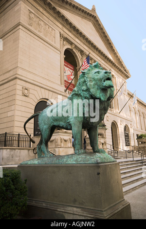 Uno dei due sculture di Lion esterno l'Art Institute of Chicago situato su Michigan Avenue nel centro di Chicago in Illinois Foto Stock