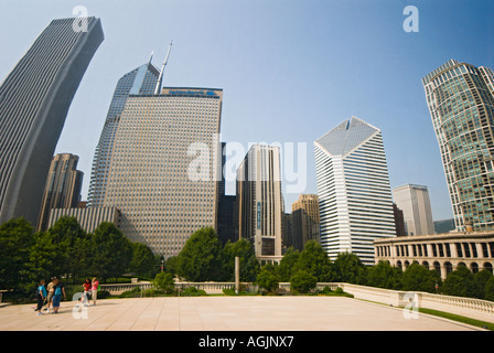 Distorta sullo skyline di Chicago riflessa nello specchio la superficie del Cloud Gate sculpture Foto Stock