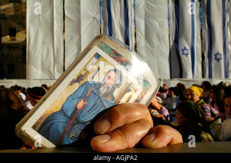 Adoratore ebraica holding talismano religiosa durante la preghiera al Muro Occidentale di Gerusalemme Israele Foto Stock