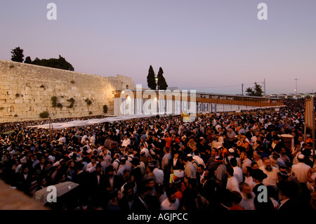 Le persone si riuniscono per la preghiera al muro occidentale o al muro di pianto a Gerusalemme est Israele Foto Stock