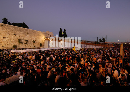 Le persone si riuniscono per la preghiera al muro occidentale o al muro di pianto a Gerusalemme est Israele Foto Stock