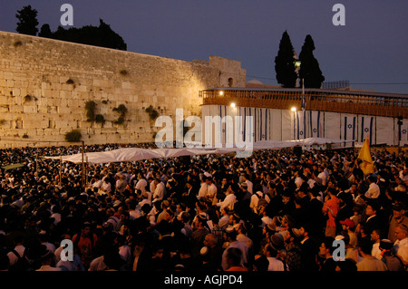 Le persone si riuniscono per la preghiera al muro occidentale o al muro di pianto a Gerusalemme est Israele Foto Stock