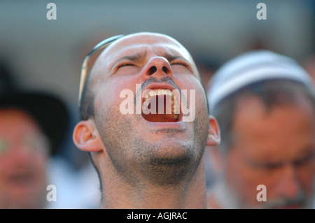 Coloni ebrei in preghiera al Muro Occidentale di Gerusalemme contro il piano di disimpegno dalla striscia di Gaza. Agosto 2005 Israele Foto Stock