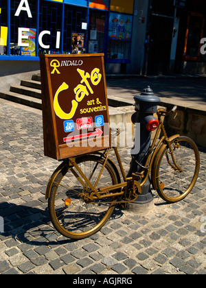 Bicicletta-e-legno segno pubblicità un cafe e un negozio di souvenir in Cracovia in Polonia. Foto Stock