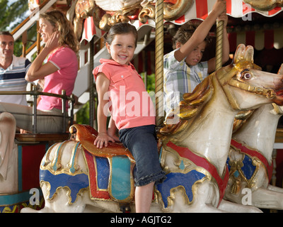 I bambini su una giostra Foto Stock