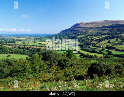 Nord-est su Glenariff, uno dei nove Glens di Antrim fino alla costa Atlantica a Baia Rossa e Waterfoot, Irlanda del Nord. Foto Stock