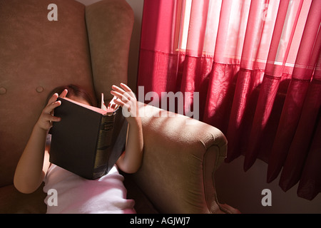 Lettura della ragazza la bibbia Foto Stock