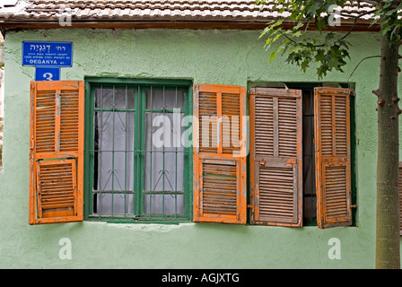 Israele Tel Aviv Neve Tzedek vecchia casa dipinte e finestre di Deganya street Foto Stock