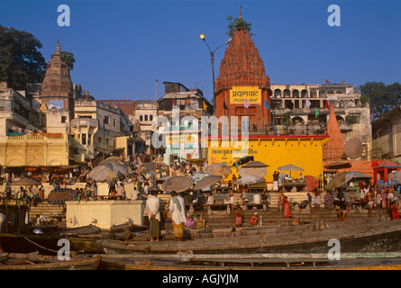 Folle di pellegrini sulla Dasaswamedh e Prayag Ghats, con barche a remi ormeggiate sulle rive del Gange, Varanasi, Uttar Pradesh, India Foto Stock