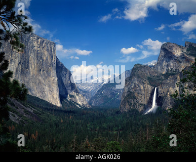 Parco Nazionale di Yosemite in California con una vista panoramica che mostra El Capitan roccia sulla sinistra e Bridal Veil Falls sul lato destro Foto Stock