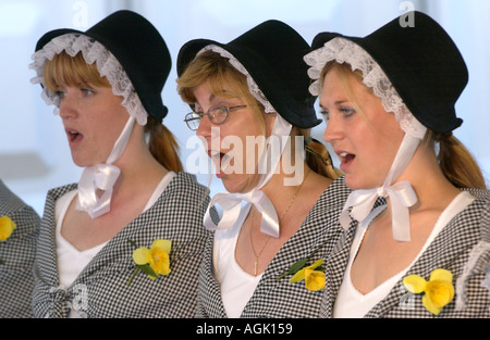 Onorevoli coro nel tradizionale costume gallese a cantare in un concorso a livello nazionale Eisteddfod del Galles Foto Stock