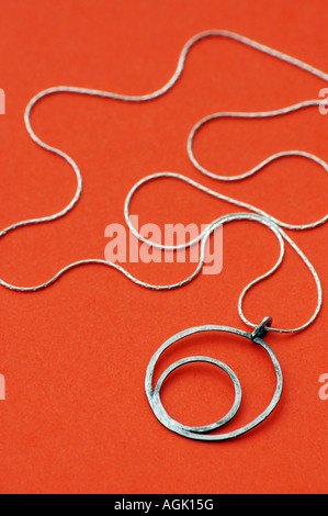 Collana fatta di due fatti a mano in argento sterling anelli. Foto Stock