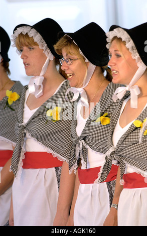 Onorevoli coro nel tradizionale costume gallese a cantare in un concorso a livello nazionale Eisteddfod del Galles Foto Stock