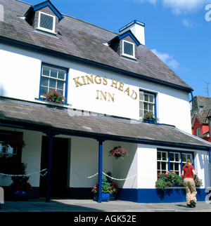 Vista esterna del Kings Head Inn pub ristorante a Llandovery Carmarthenshire Wales UK KATHY DEWITT Foto Stock