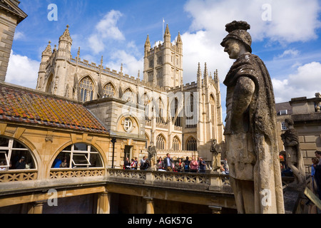 Abbazia di Bath guardando da Bagni Romani a Somerset Inghilterra Foto Stock