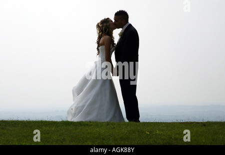 La sposa e lo sposo il giorno delle nozze in posa per le fotografie tra loro affacciate Foto Stock