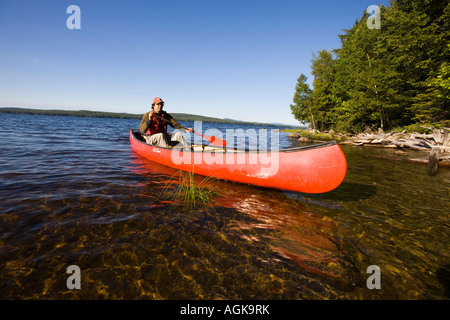 In canoa sul Maine s Brassua lago vicino Lago di Moosehead di proprietà di prugna Creek Foto Stock