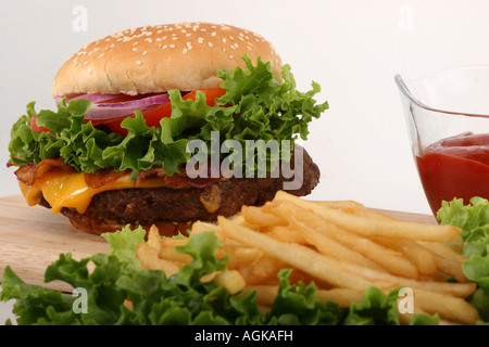 Hamburger con patatine fritte Burger tavolo in legno piatti fast food nessuno vista frontale tipico sfondo bianco il lotto buona creazione USA hi-res Foto Stock