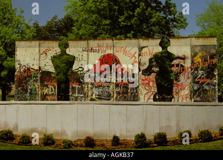 Una sezione del muro di Berlino con graffiti visualizzati al Churchill monumento in Fulton Missouri negli Stati Uniti d'America USA Foto Stock