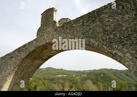 La 280 metro lungo il Ponte Vecchio, un ponte romano che attraversa il Trebbia per mezzo di undici archi disuguali. Bobbio, Italia Foto Stock