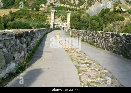 La 280 metro lungo il Ponte Vecchio, un ponte romano che attraversa il Trebbia per mezzo di undici archi disuguali. Bobbio, Italia Foto Stock