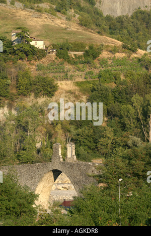 La 280 metro lungo il Ponte Vecchio, un ponte romano che attraversa il Trebbia per mezzo di undici archi disuguali, Bobbio, Italia Foto Stock