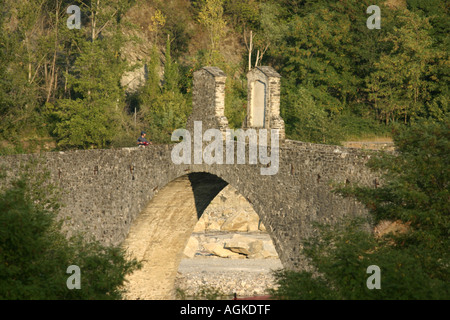 La 280 metro lungo il Ponte Vecchio, un ponte romano che attraversa il Trebbia per mezzo di undici archi disuguali, Bobbio, Italia Foto Stock