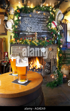 Natale in un tradizionale inglese antico pub di campagna, REGNO UNITO Foto Stock