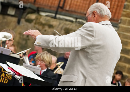 Il conduttore il conduttore Otley Brass Band a suonare all'Otley Folk Festival Yorkshire England Regno Unito Foto Stock