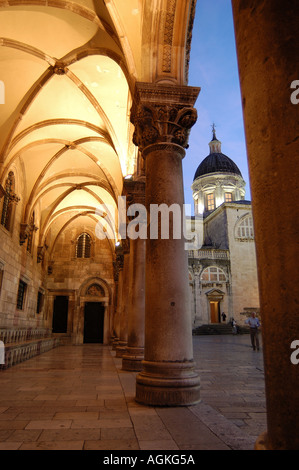 Tetto con soffitto a volta del Rettore s Palace con vista della Cattedrale di notte Dubrovnik Croazia Foto Stock