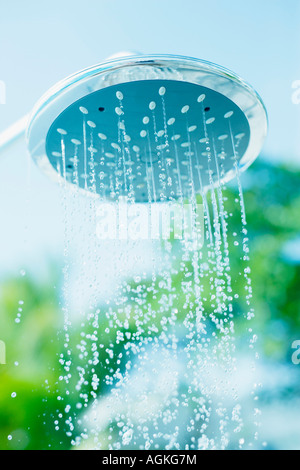 L'acqua che scorre su di una testa di doccia Foto Stock