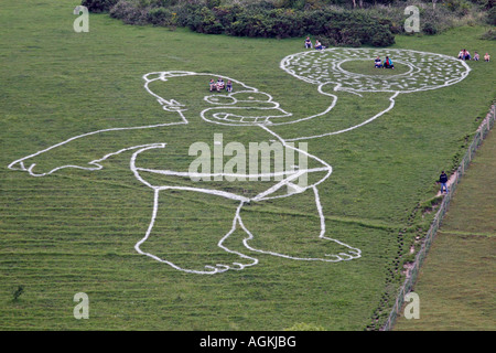 La figura di Homer Simpson di Cerne Abbas nel Dorset dipinta in vernice biodegradabile per pubblicizzare il 2007 film di The Simpsons Foto Stock