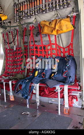 Equipaggiamento paracadute appartenente ai Falcons RAF all'interno del trasportatore militare di velivoli da carico Lockheed Hercules C-130K Foto Stock