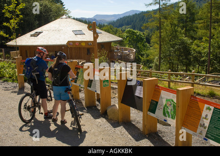 Coed y Brenin Forest park percorsi ciclo Dolgellau Gwynedd Snowdonia Galles del nord pomeriggio estivo - coppia in cerca di informazioni Foto Stock