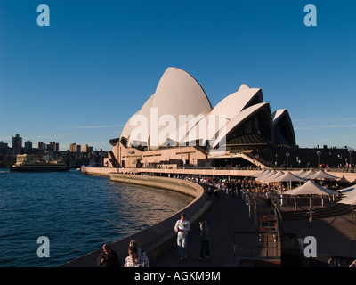 La Opera House di Sydney Harbour nel sole del tardo pomeriggio Foto Stock