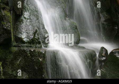 Piccole cascate nel Lago Santo, Pievepelago, Italia Foto Stock