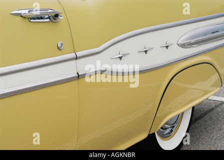 Giallo 1957 Pontiac Laurentian v8 back end Foto Stock