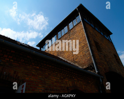 Principale torre di guardia all'entrata di Auschwitz Birkenau campo di concentramento oustide di Cracovia in Polonia Foto Stock