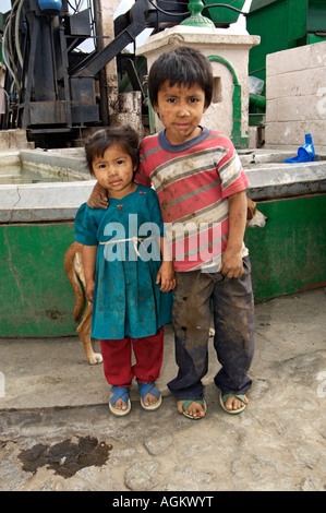 Guatemala Antigua e lavati i bambini della piantagione di caffè lavoratori nella parte anteriore del cane. Foto Stock
