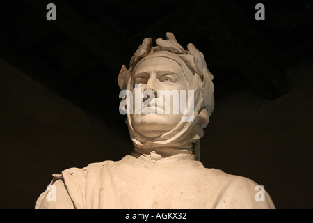 Busto del celebre poeta rinascimentale Francesco Petrarca a casa sua ad Arquà Petrarca nei Colli Euganei vicino a Padova Foto Stock