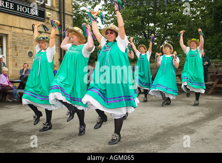Le donne del Buttercross Belles Morris ballerini morris dancing a un festival di musica popolare, REGNO UNITO Foto Stock