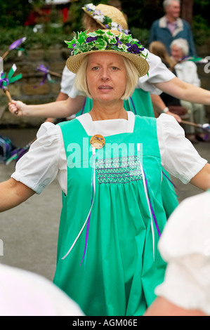 Buttercross Belles Morris ballerini morris dancing a un festival di musica popolare in Yorkshire England Regno Unito Foto Stock