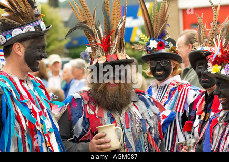 Morris uomini dopo il ballo a un festival di musica popolare nello Yorkshire, Regno Unito Foto Stock