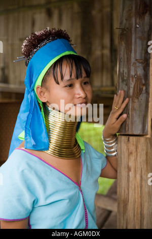 Lahu People Shi Balah Hill Tribe Thailandia, tribù delle colline thailandesi Karen lunghi colli abitanti del villaggio indossando anelli di ottone, Thaton, Ecotourisim Village Chiang mai, Asia Foto Stock