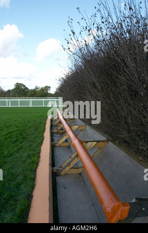 Vista di un recinto di bush per jump racing, al Royal Windsor Racecourse in Berkshire, Inghilterra. Foto Stock