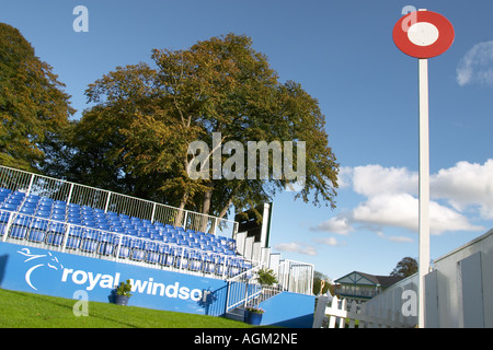 Un supporto vuoto presso il Royal Windsor Racecourse in Berkshire, Inghilterra. Foto Stock
