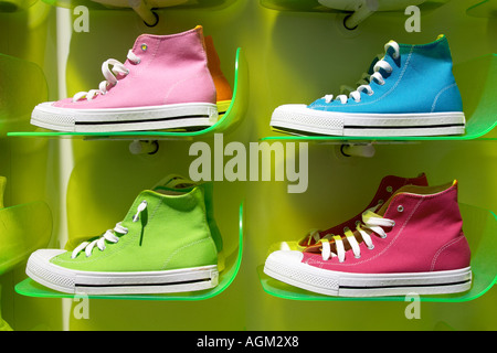 I formatori, converse; sneakers colorate sul display Foto Stock