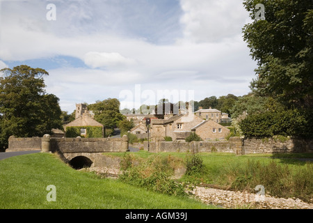 Downham Lancashire England Regno Unito vista del ponte di pietra nel villaggio incontaminato attraverso Downham Beck Foto Stock
