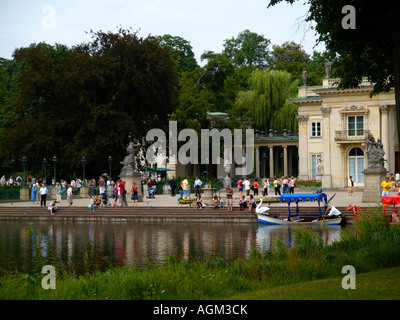 Gondole sull'acqua presso il Royal 'palazzo sull'acqua" a Zamek na Wodzie Lazienki, o re il parco delle Terme a Varsavia in Polonia. Foto Stock