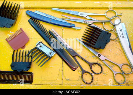 Una varietà di barbiere's tools Foto Stock